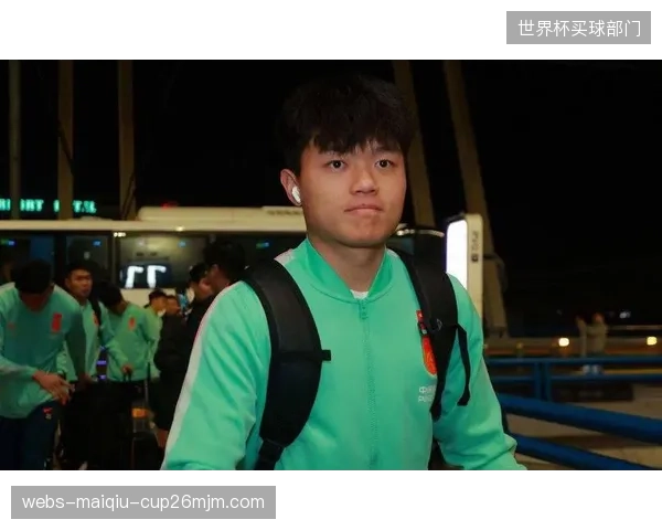 20岁的杨希成为低迷上海海港的亮点，其攻防两端的表现已入选国足。